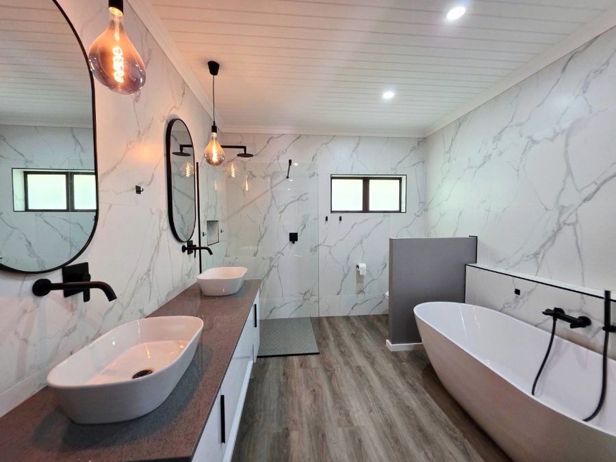 5 Bedroom Property for Sale in Langenhovenpark Free State